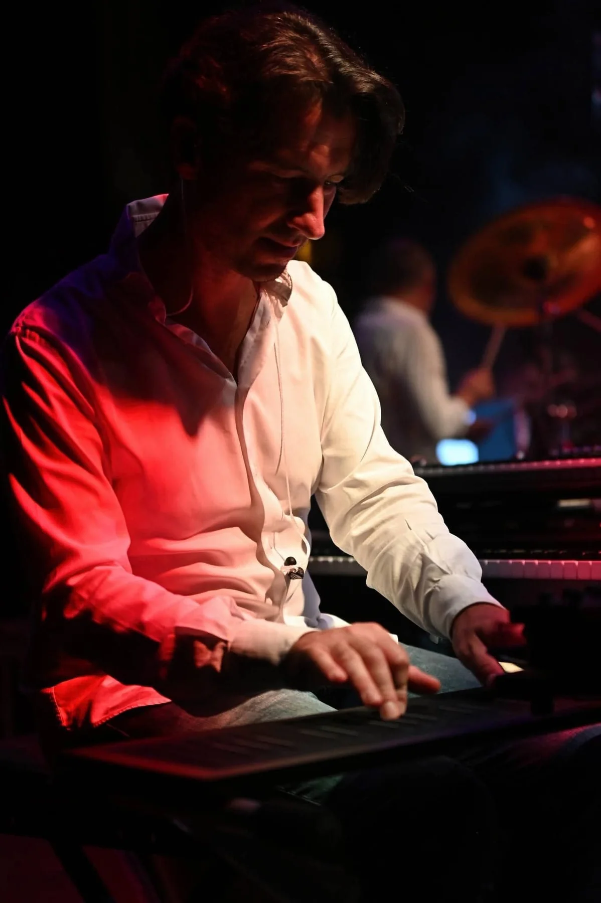 Diego Rossi durante un concerto