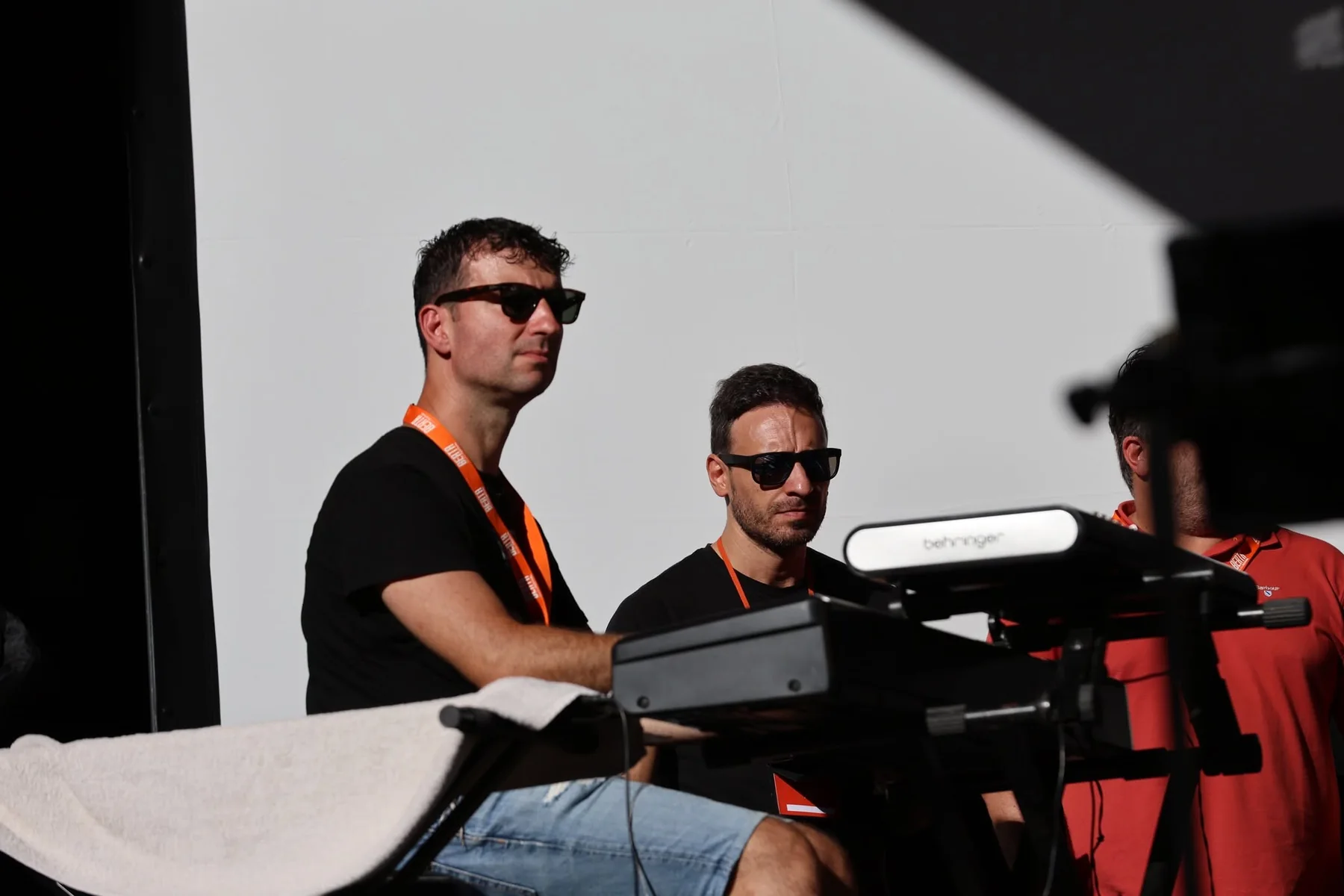 Diego Rossi sul palco con le tastiere