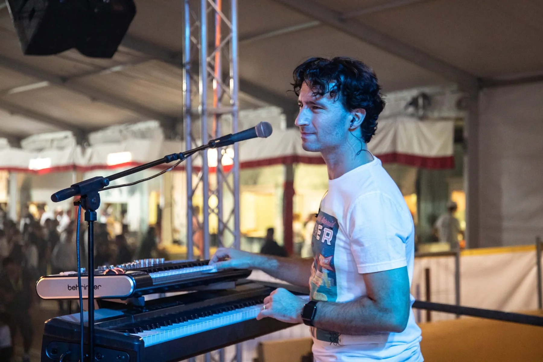 Diego Rossi al microfono e alle tastiere durante un concerto
